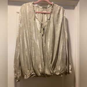 Knox Rose, XXL, tan and white top. Interesting front crossover and tie detail.